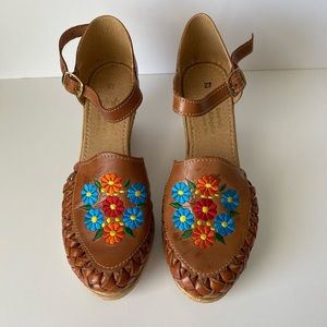 Beautiful embroidered wedge, NEW